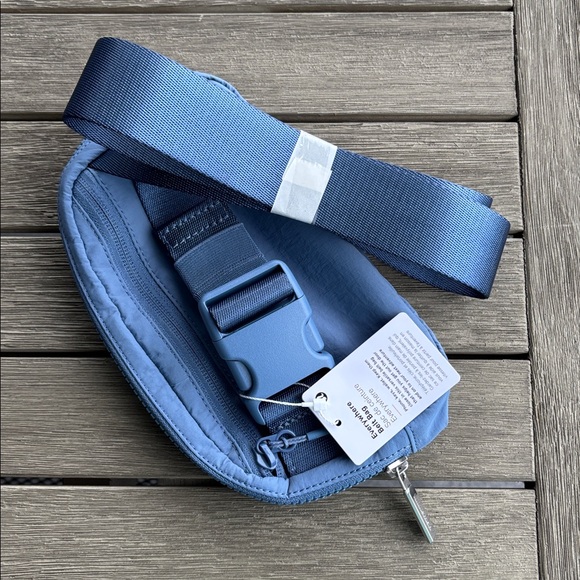 NWT Lululemon Everywhere Belt Bag 1L in Blue - Picture 3 of 7